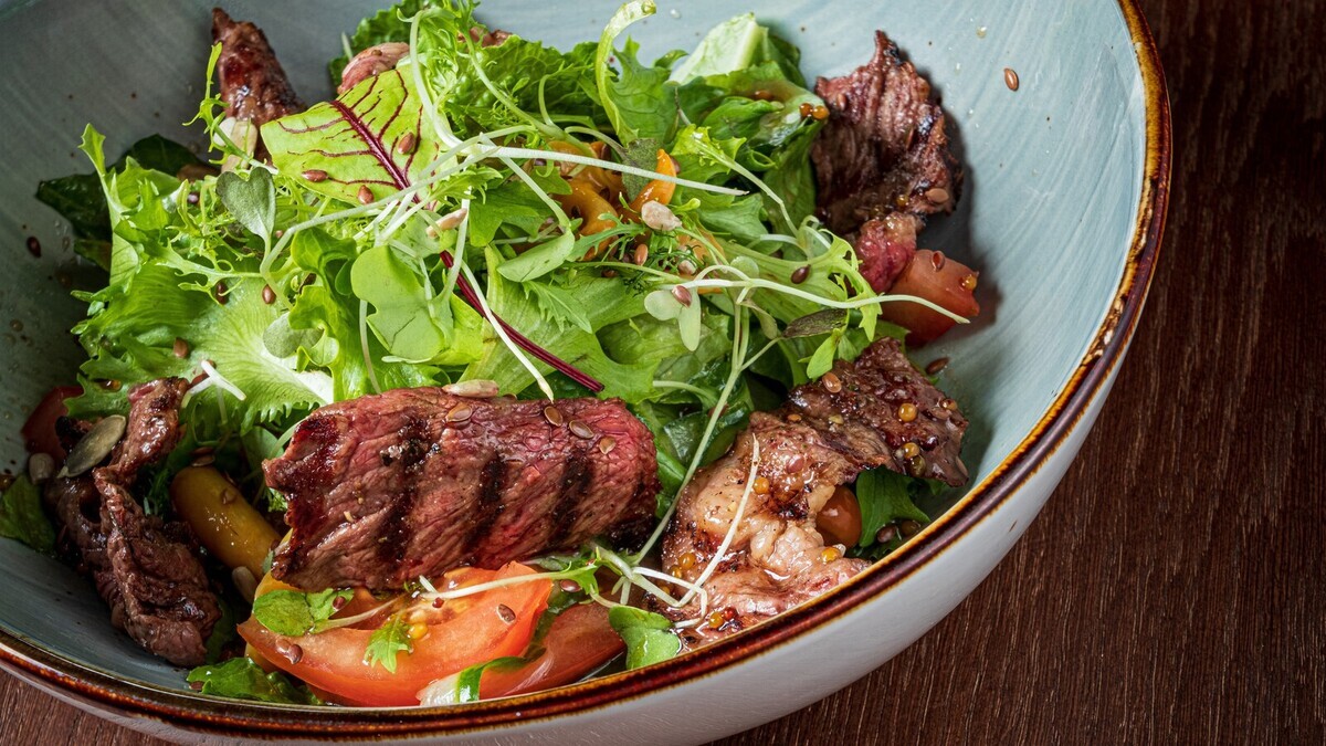 Готовлю стейк — сразу делаю салат: гостей угощаю блюдом 2 в 1 и не переживаю, что стол будет "пустоват"