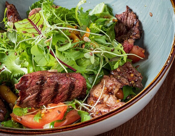 Готовлю стейк — сразу делаю салат: гостей угощаю блюдом 2 в 1 и не переживаю, что стол будет "пустоват"