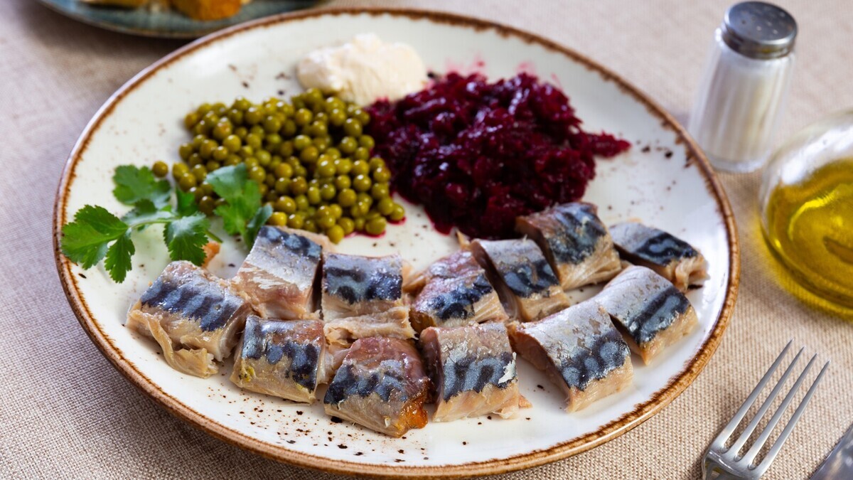 Посоветовали переворачивать банку при засолке рыбы: теперь скумбрия маринуется за 2 часа