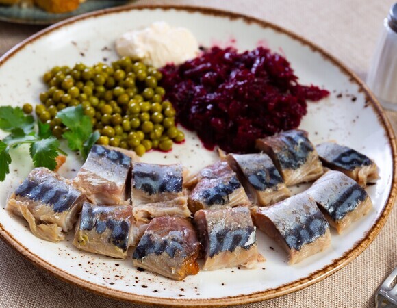 Посоветовали переворачивать банку при засолке рыбы: теперь скумбрия маринуется за 2 часа