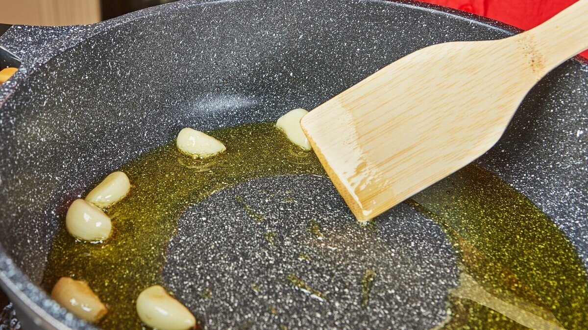 Добавляла чеснок вместе с луком — и не понимала, что портит блюда: вот когда его нужно класть на самом деле