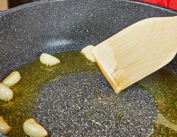 Добавляла чеснок вместе с луком — и не понимала, что портит блюда: вот когда его нужно класть на самом деле