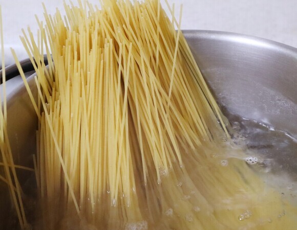 Слили воду слишком рано? Вот 2 способа спасти недоваренную пасту за сущие минуты 