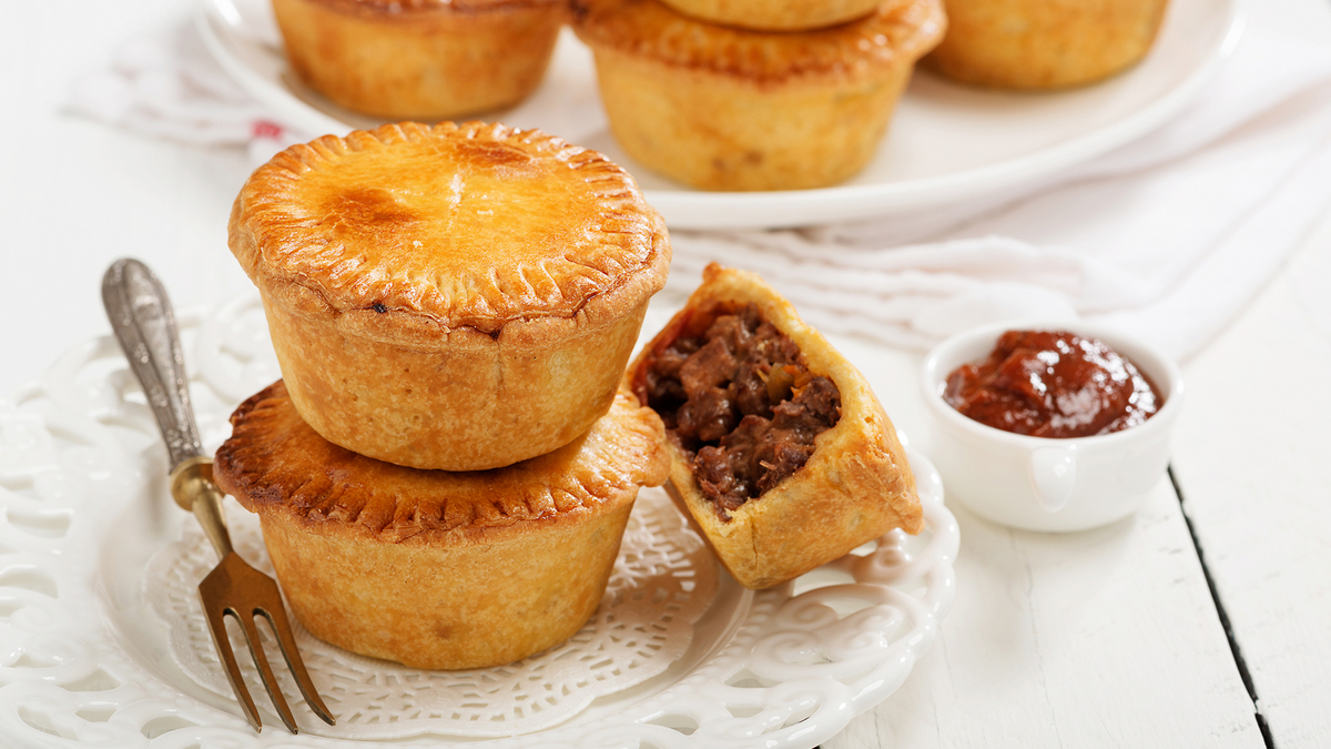 Говяжьи щечки, оленина и утка: три рецепта мясных пирогов от шефов