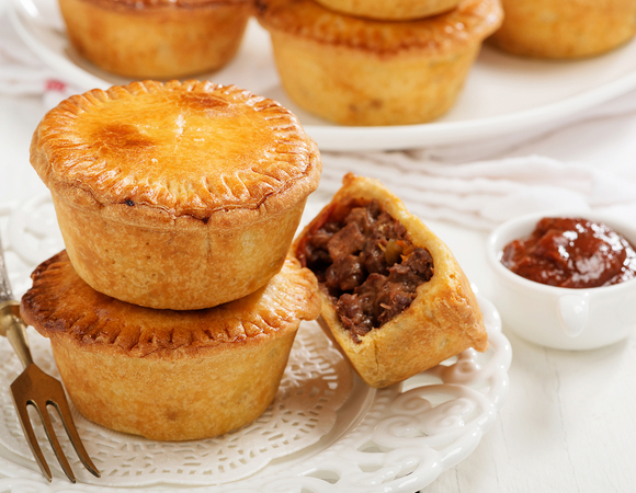 Говяжьи щечки, оленина и утка: три рецепта мясных пирогов от шефов