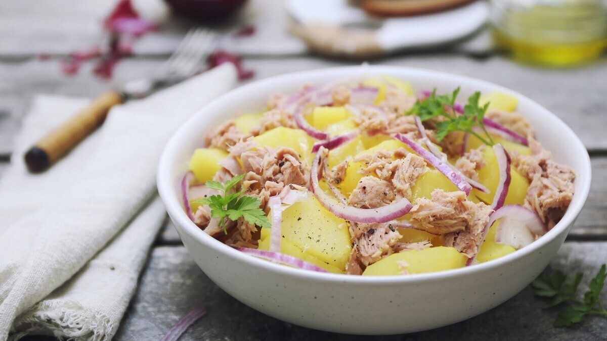 Готова есть килограммами, особенно вечером после работы: рецепт сытного салата с тунцом просят даже те, кто не на диете