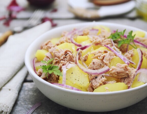 Готова есть килограммами, особенно вечером после работы: рецепт сытного салата с тунцом просят даже те, кто не на диете