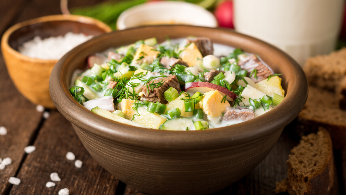 Не просто на квасе: в окрошку добавляют яблоко, горчицу и еще кое-что — вкус меняется полностью