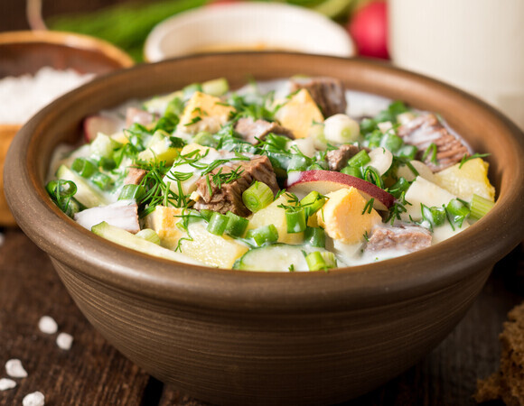 Не просто на квасе: в окрошку добавляют яблоко, горчицу и еще кое-что — вкус меняется полностью