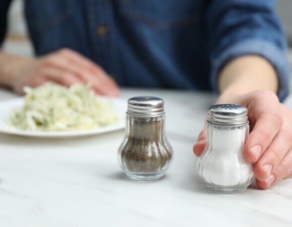 Кто чаще досаливает еду — ученые нашли неожиданные различия между мужчинами и женщинами
