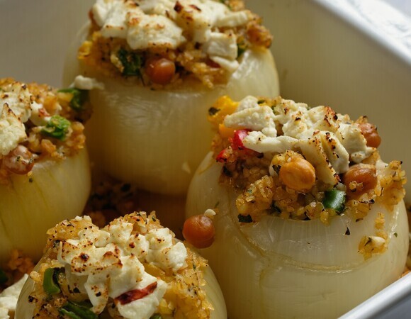 Подруги слезно просили рецепт: фарширую не перец, а лук — получается сочнее, мягче и ароматнее