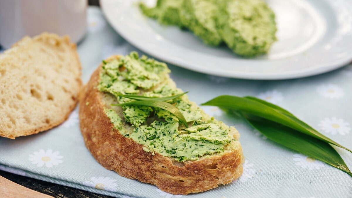 Хлеб с маслом еще не был таким вкусным, потому что делаю весеннюю намазку с черемшой по этому рецепту
