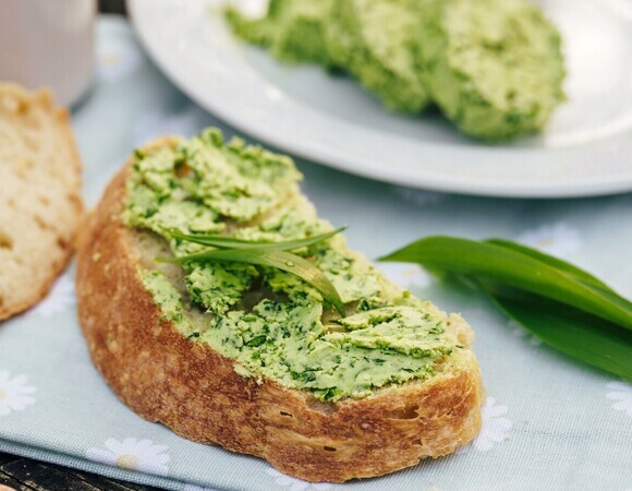 Хлеб с маслом еще не был таким вкусным, потому что делаю весеннюю намазку с черемшой по этому рецепту 