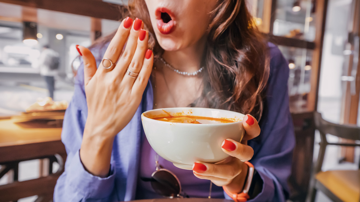 Не выбрасывайте суп! 5 шагов, которые возвращают вкус слишком острому блюду