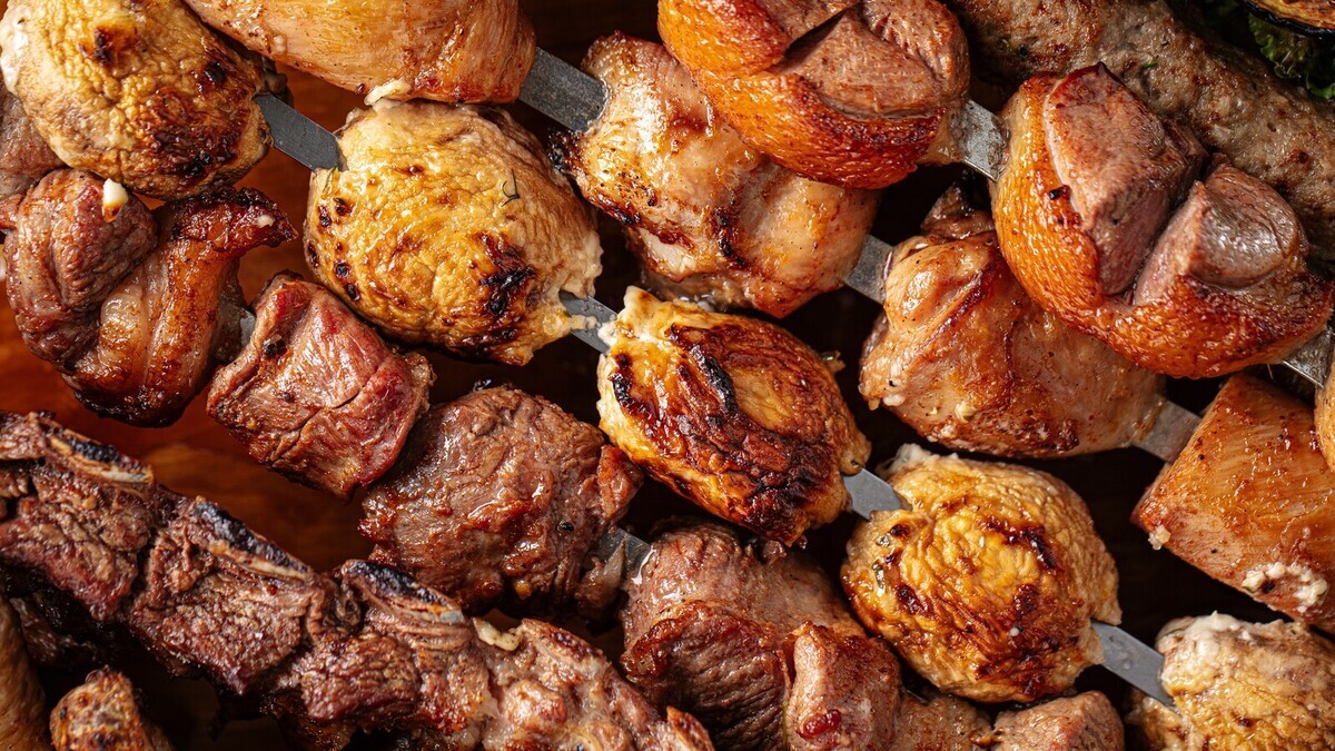 3 рецепта шашлыка на любой вкус: за выходные пробуем от лукового до орехового маринада