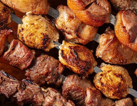 3 рецепта шашлыка на любой вкус: за выходные пробуем от лукового до орехового маринада 