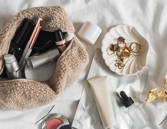 Косметичка после 40: дерматолог Анчикова назвала 5 средств, без которых никуда