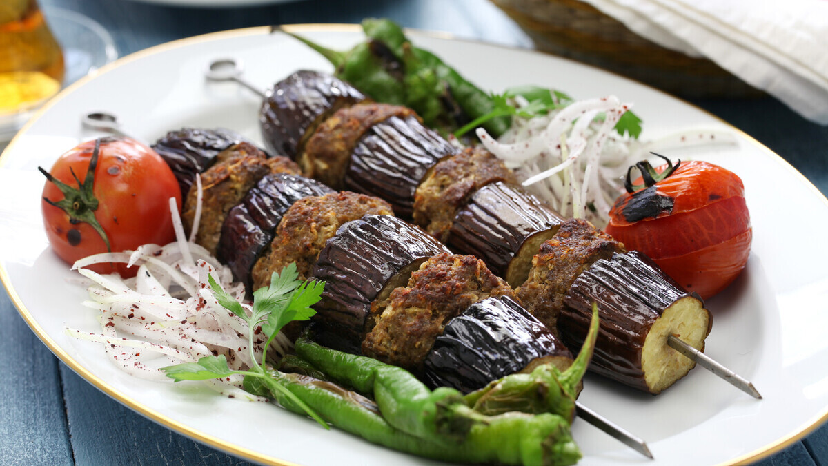 Шашлык из фарша на дождливый день: в духовке получается более вкусным, чем на мангале