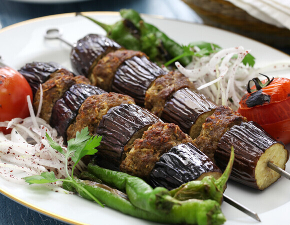 Шашлык из фарша на дождливый день: в духовке получается более вкусным, чем на мангале 