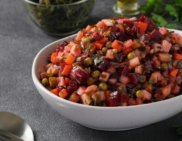 Винегрет постным быть не должен: кулинарам советуют добавлять мясо — но какое?