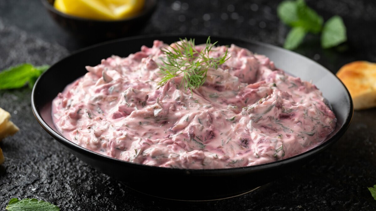 Не ткемали и не сацебели: грузинский свекольный соус подчеркивает вкус мяса лучше, говорят кулинары