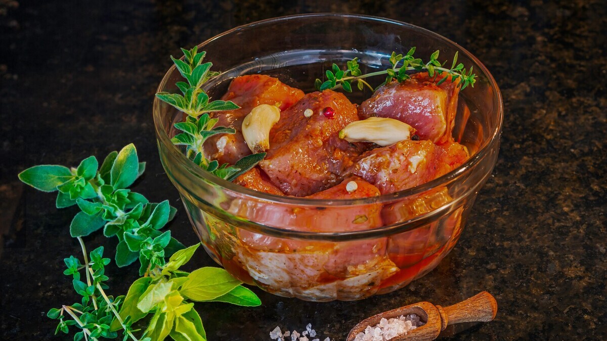 Сколько часов мариновать свинину, говядину, баранину и курицу: составили график с бренд-шефом Крутовым