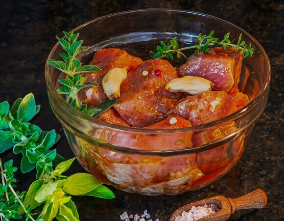 Сколько часов мариновать свинину, говядину, баранину и курицу: составили график с бренд-шефом Крутовым