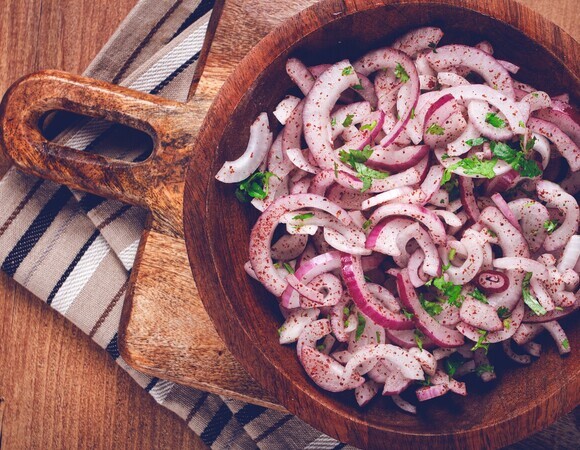 Шеф-повар Мосин предупредил: эти 2 продукта только портят маринованный лук