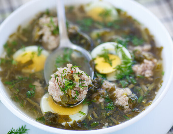 Щавелевый суп без мяса не оставляю: кусочкам курицы и говядины предпочитаю этот вариант — в 10 раз сочнее