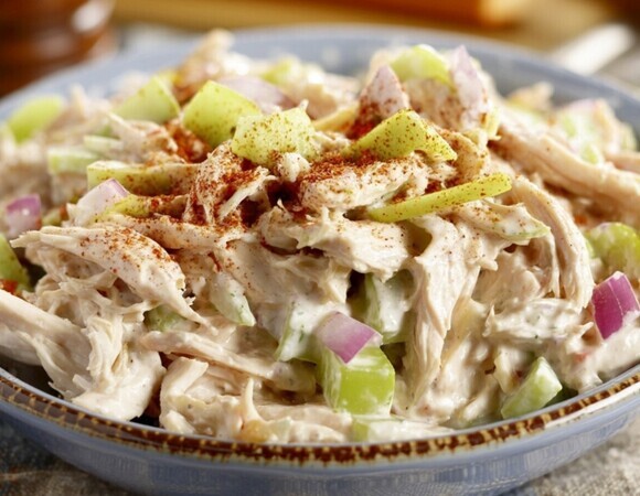 Белковый салат бывает не только полезным, но и вкусным: делаю такой с курицей и рассолом — всего за 10 минут