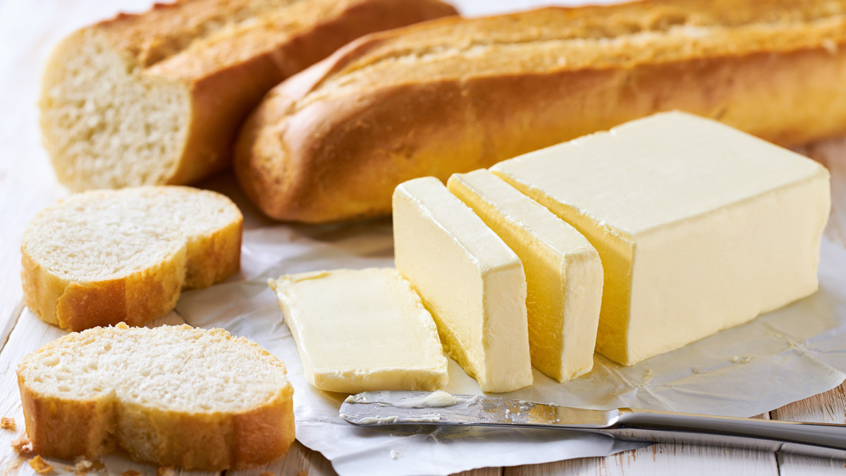Экспертный ликбез по сливочному маслу: какую жирность выбирать, полезен ли бутерброд и можно ли заменять на аналоги