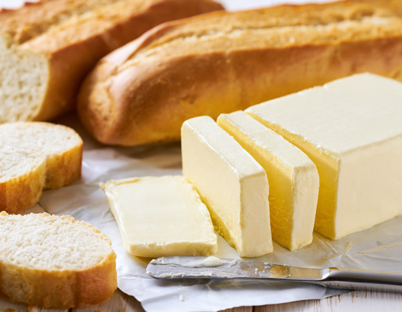 Экспертный ликбез по сливочному маслу: какую жирность выбирать, полезен ли бутерброд и можно ли заменять на аналоги