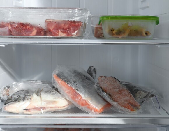 Пищевой технолог Косникова объяснила, почему запрещено ставить мясо на верхнюю полку холодильника