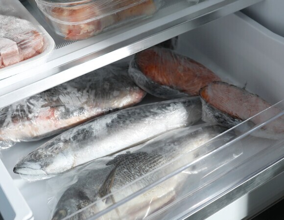 Худшие соседи для рыбы в холодильнике: 5 продуктов, которые испортят вкус