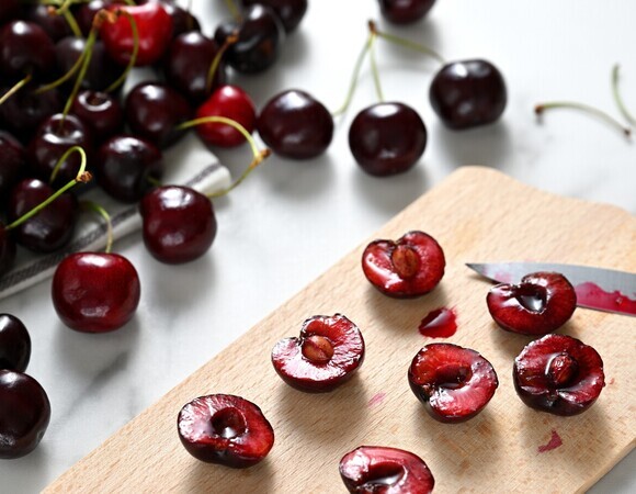 Не выбрасывайте вишневые косточки: из них можно вырастить настоящее дерево — вот как это делают эксперты