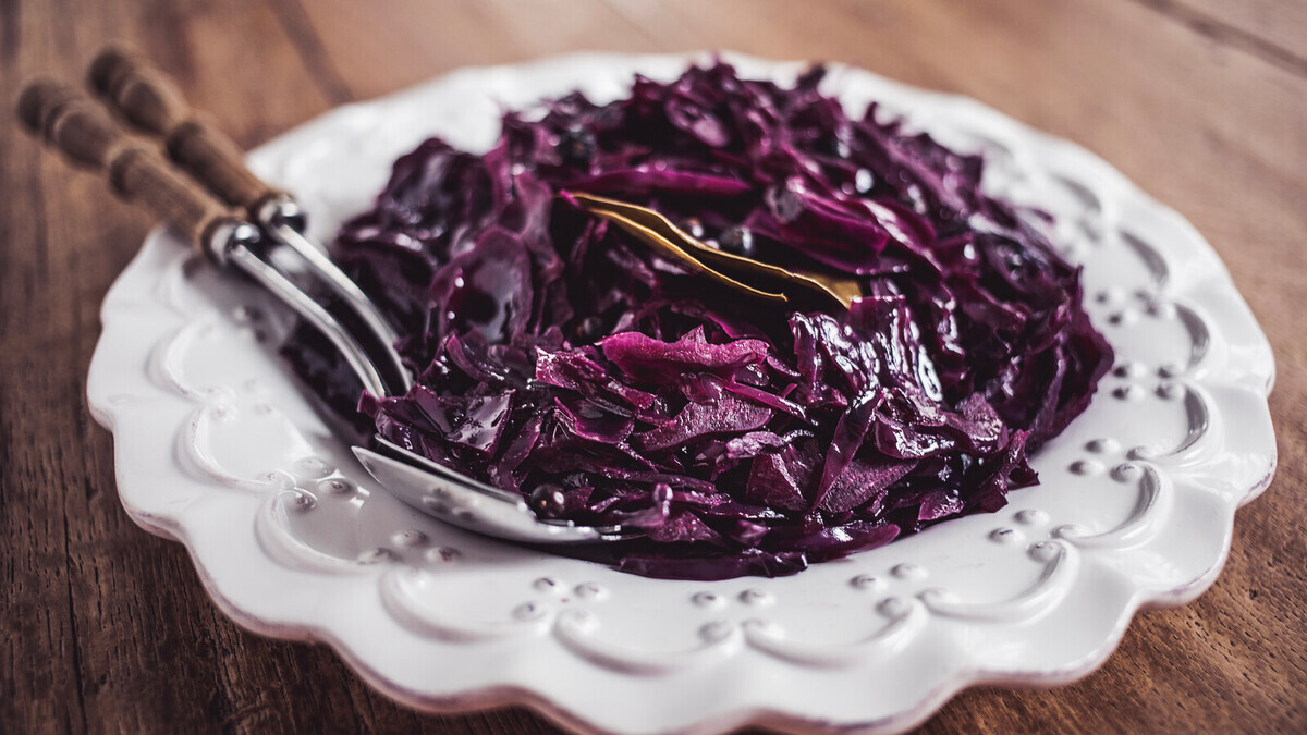 Все тушат белокочанную, а зря: рецепт с красной капустой от шеф-повара