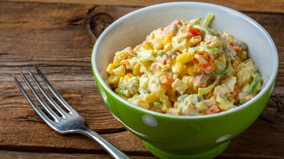 Этот картофельный салат с кукурузой после холодильника только вкуснее — дома съедают до крошечки