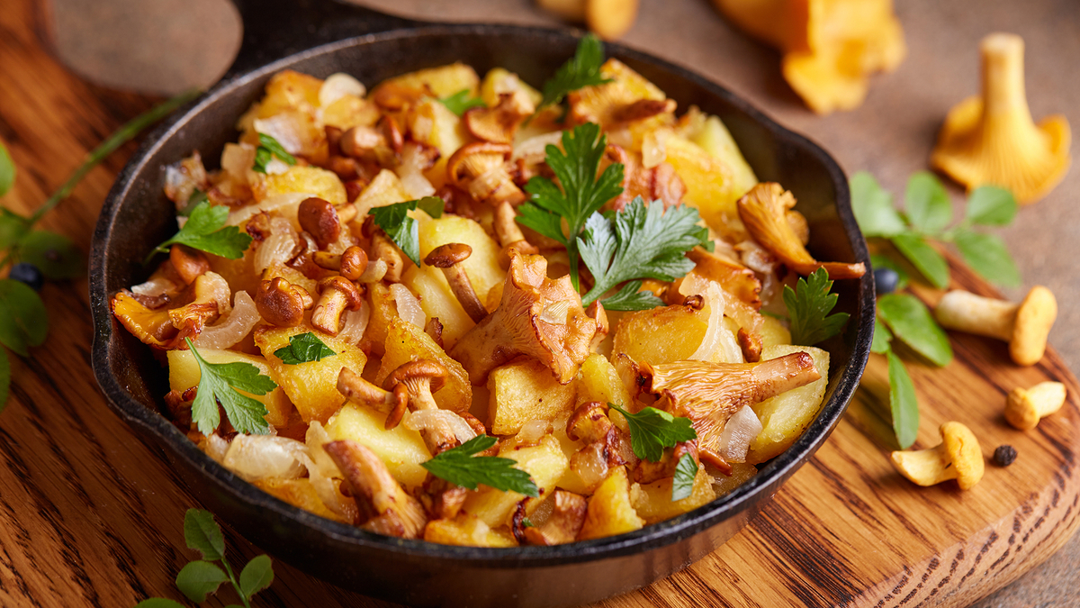 Лисички с молодым картофелем: 3 проверенных рецепта от шеф-поваров