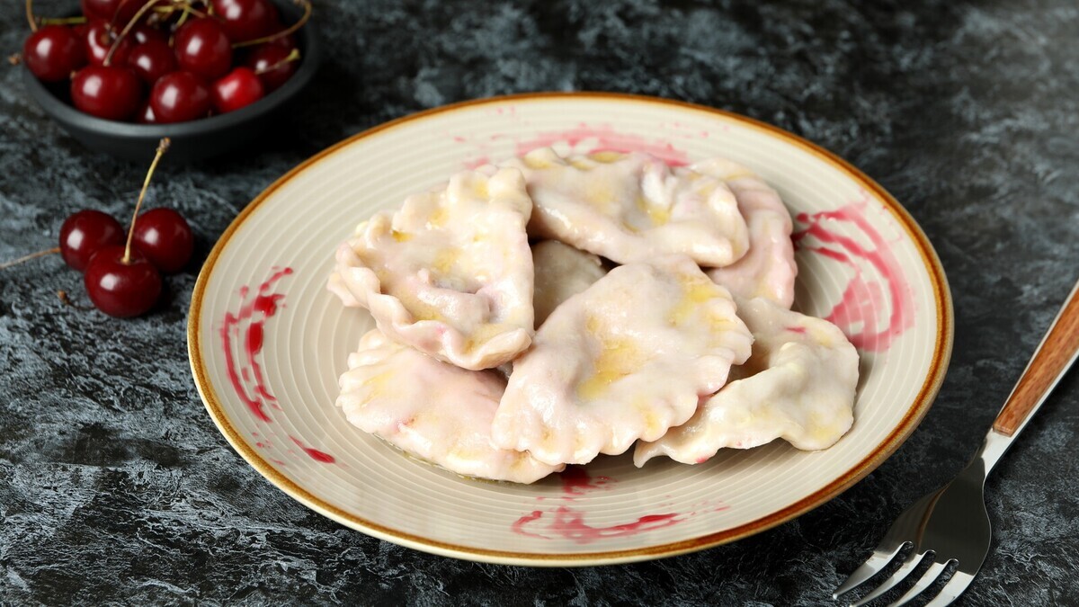 Беру вместо вишни эту ягоду и радую близких самыми вкусными варениками: летом обязательны к приготовлению