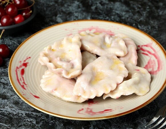 Беру вместо вишни эту ягоду и радую близких самыми вкусными варениками: летом обязательны к приготовлению
