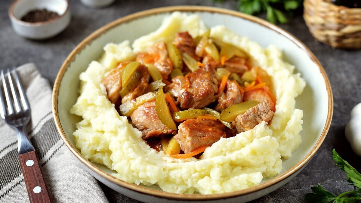 Картофельное пюре станет вкуснее, если посолить его до варки — так советуют шефы