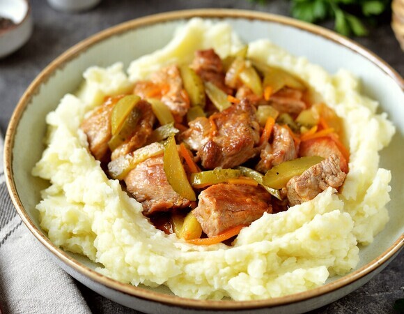 Картофельное пюре станет вкуснее, если посолить его до варки — так советуют шефы