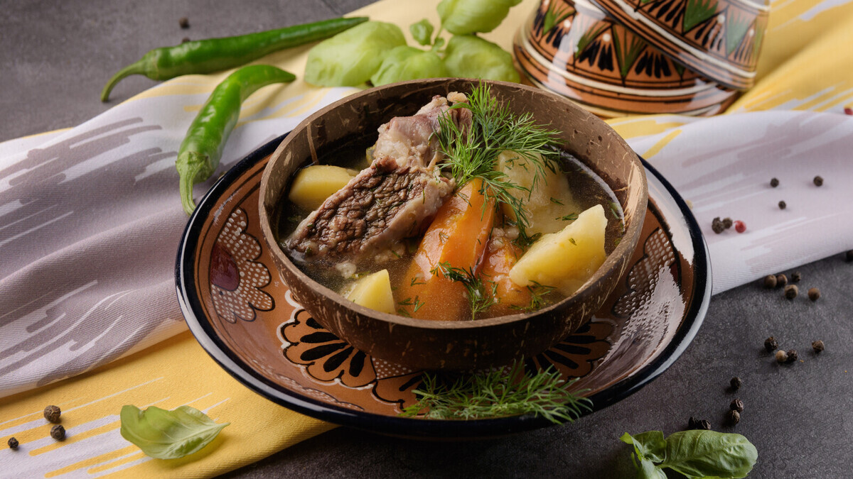 Мясо — кусками по 200 г, овощи почти целиком: важные правила приготовления шурпы на костре