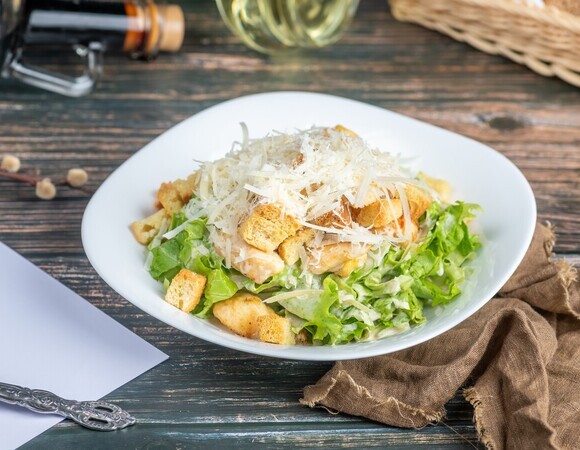 Иначе слипнется и потеряет вкус: Роскачество назвало 3 правила, чтобы сыр не испортил салат