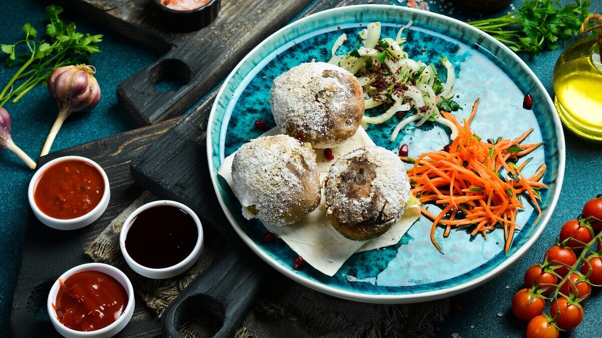 Картошку обваливаю в муке с солью — и в духовку: по вкусу с костра, как в детстве