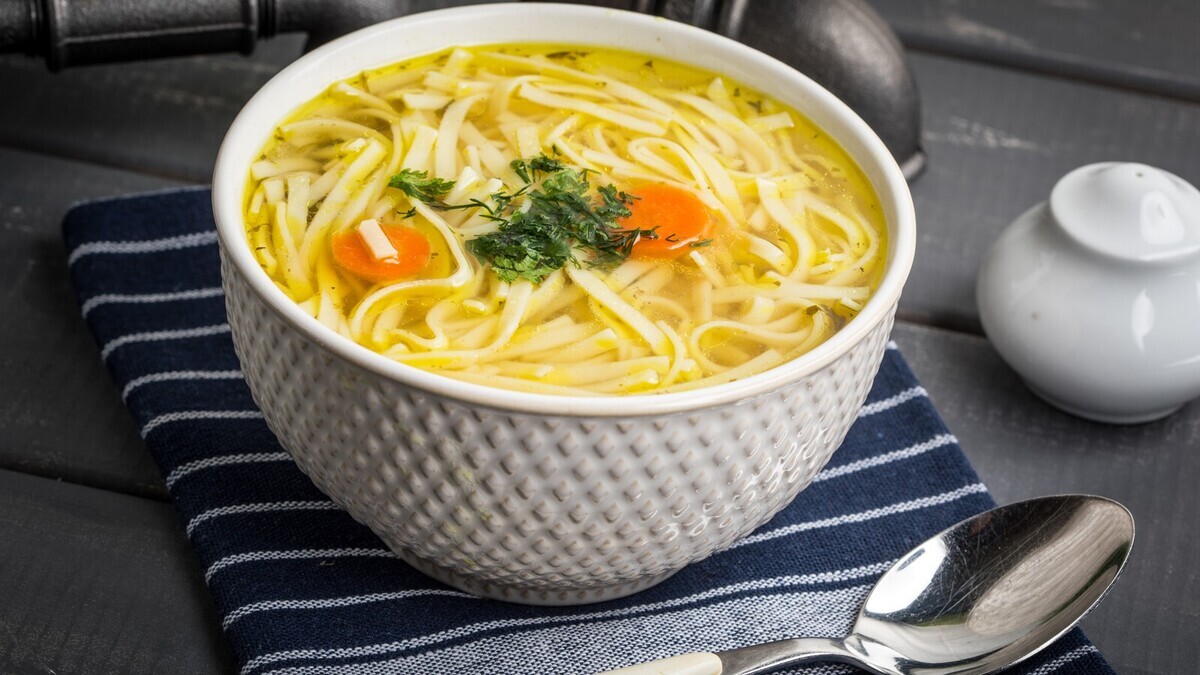 Суп из морозилки получается невкусным из-за 2 ингредиентов — их лучше добавить позже