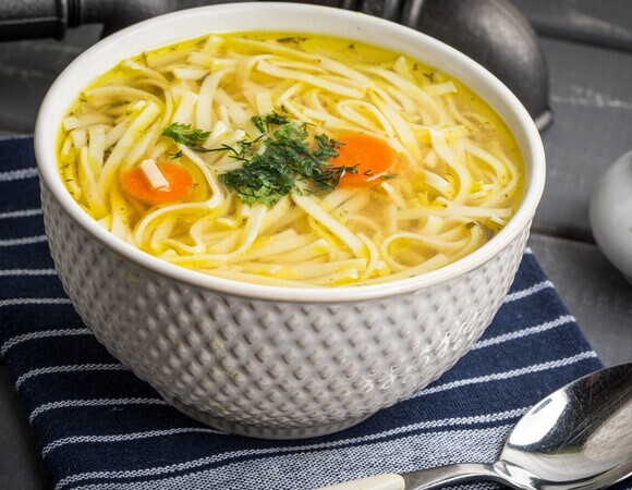 Суп из морозилки получается невкусным из-за 2 ингредиентов — их лучше добавить позже