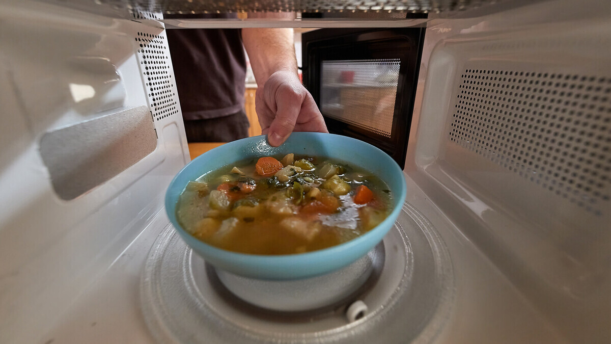 Кулинарам назвали все способы разморозить суп: вкус и качество не пострадают