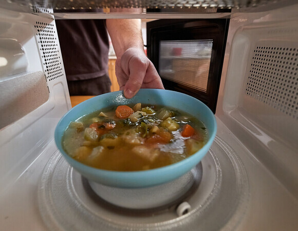 Кулинарам назвали все способы разморозить суп: вкус и качество не пострадают 