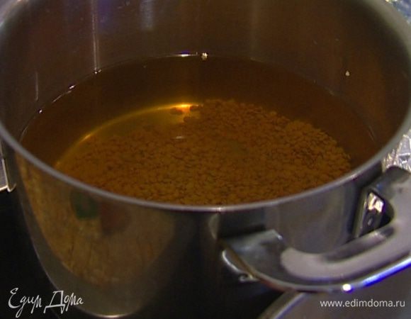 Чечевицу отварить в бульоне.